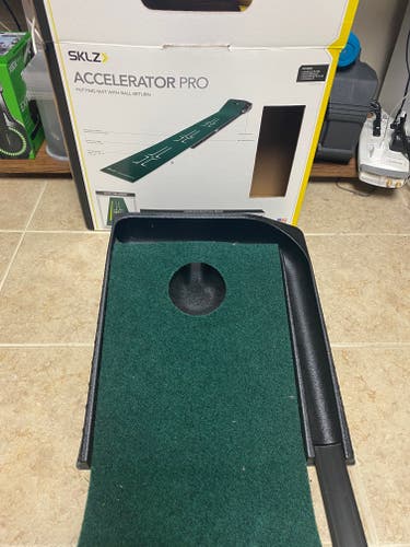 Like New SKLZ Accelerator Pro Indoor Putting Green with Ball Return, 9 Feet x 16.25 Inches