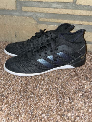 Black Used Men's Size 7.5 (Women's 8.5) Indoor Adidas Cleats
