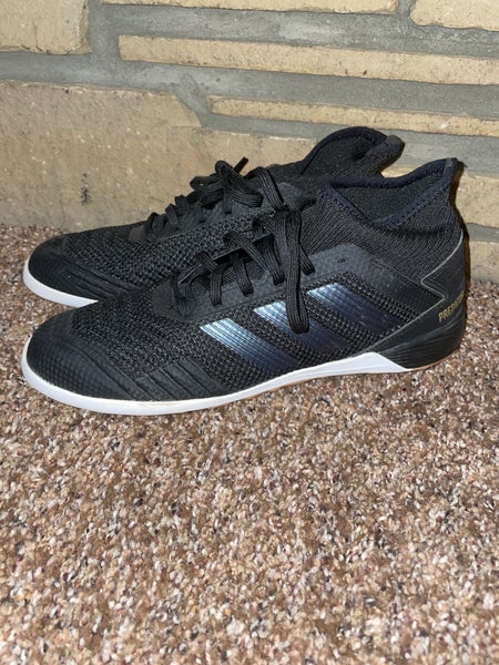 Black Used Men's Size 7.5 (Women's 8.5) Indoor Adidas Cleats