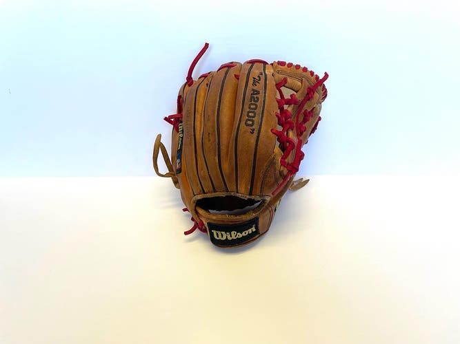 Used Right Hand Throw Wilson Infield A2000 Baseball Glove 11.5"