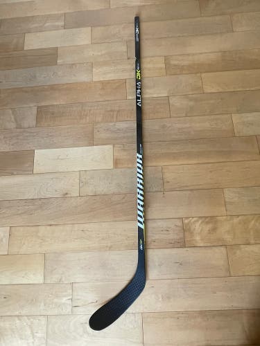 Intermediate Right Handed Toe Pattern Alpha DX Hockey Stick