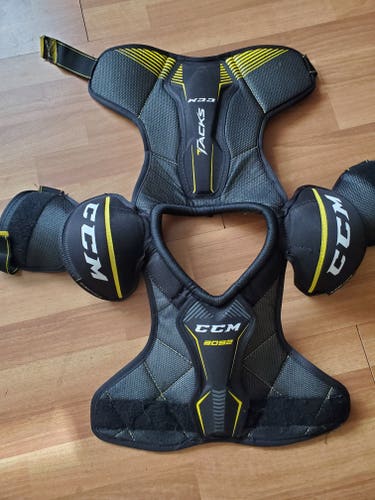 Junior Used Small CCM Tacks 3092 Shoulder Pads