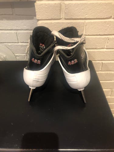 Junior Used CCM 452 tacks Hockey Goalie Skates Size 3.5