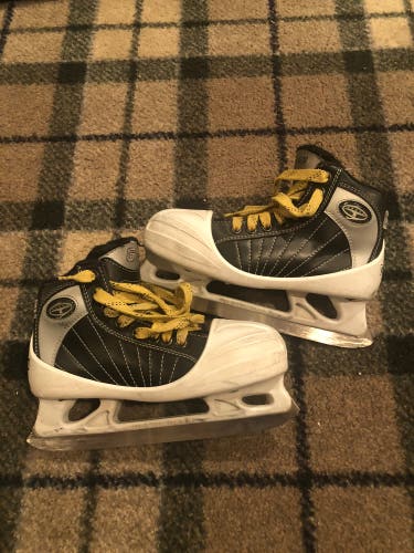 CCM Junior goalie skates Tacks 652 FIT System 1.5