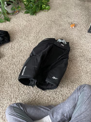 Senior Medium Reebok 7k Hockey Pants