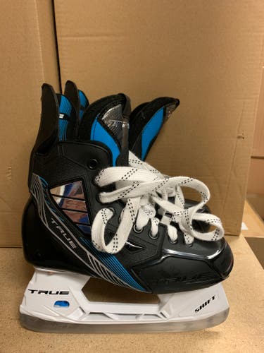 Junior Used True TF7 Hockey Skates Regular Width Size 2.5