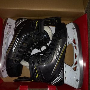 Used Junior CCM Tacks 9070 Hockey Skates Regular Width Size 5