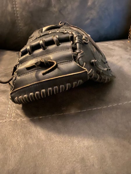 Used Right Hand Throw Wilson A2000 Catcher's Glove 33.5"