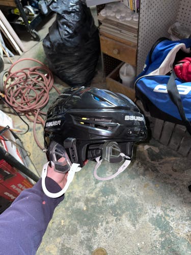 New Medium Bauer Re-Akt 95 Helmet