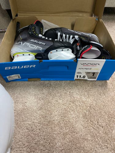 Senior Bauer Size 11 Vapor Hyperlite Hockey Skates