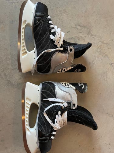 Senior Bauer Extra Wide Width  Size 10 Supreme 4000 Hockey Skates