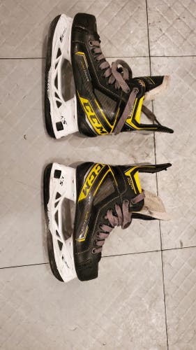 Junior Used CCM Tacks Vector Plus Hockey Skates Regular Width Size 3.5