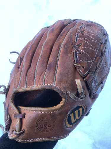 Used Wilson Right Hand Throw Infield A2000 Baseball Glove 11.75"