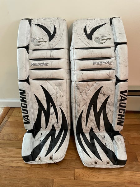 Vaughn V3 7700 pro spec goalie pads 35 inches