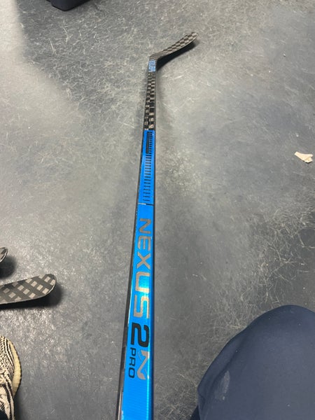 Senior Right Handed Mid Pattern Nexus 2N Pro Hockey Stick