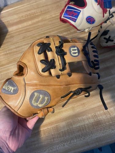 Used Right Hand Throw 11.5" A2000 Baseball Glove