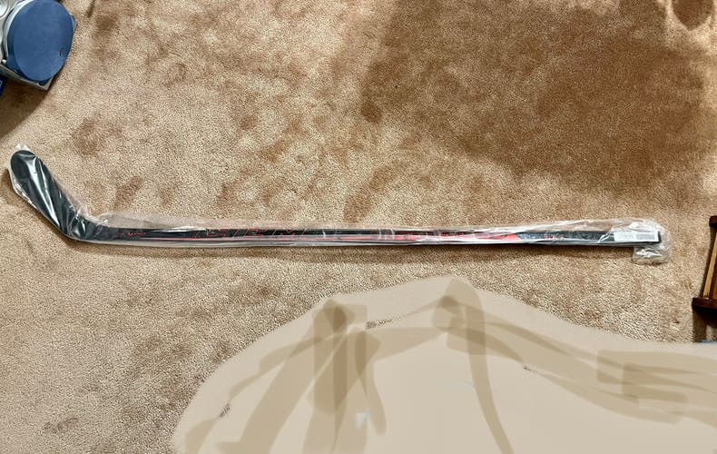 CCM Jetspeed FT4 Pro Senior Right Handed P28 Curve-Grip 70 Flex Hockey Stick