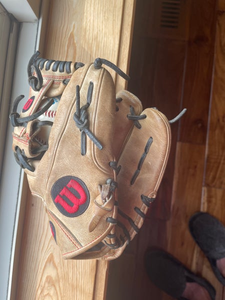 Used Right Hand Throw Wilson Infield A2000 Baseball Glove 11.5"