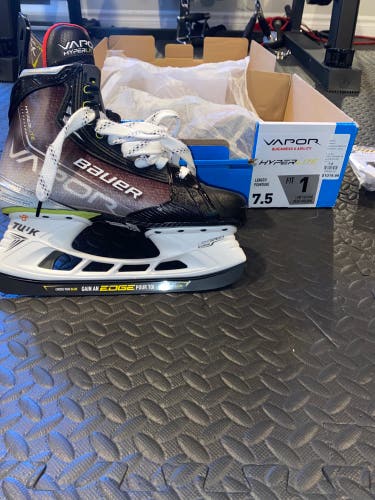 New Bauer Regular Width  Size 7.5 Vapor Hyperlite Hockey Skates