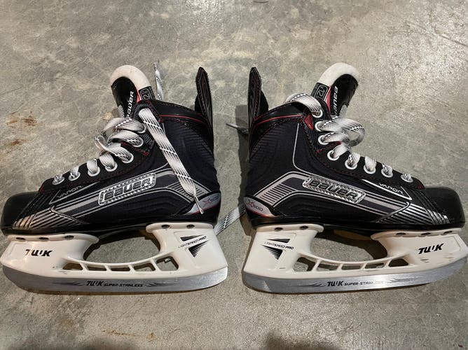 Junior Bauer Regular Width Size 12.5 Vapor X500 Hockey Skates