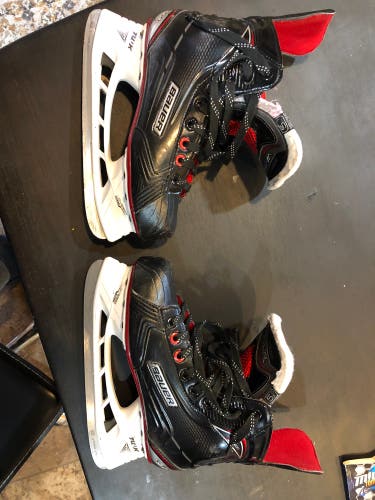 Senior Bauer Regular Width Size 5.5 Vapor X500 Hockey Skates