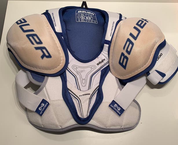 Like New Bauer Nexus N7000 shoulder pads