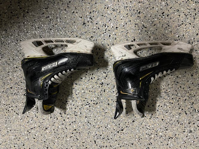 Senior Bauer Extra Wide Width  Size 8.5 Supreme 2S Pro Hockey Skates