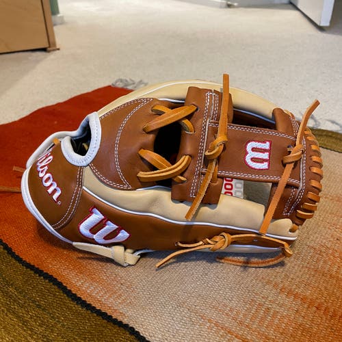 Brand New Wilson A2000 H12 Fastpitch Softball Glove 12"