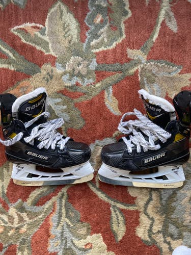 Junior New Bauer Supreme 3S Pro Hockey Skates Extra Wide Width Size 1