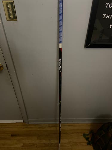 Intermediate Right Handed Mid Pattern  Vapor FlyLite Hockey Stick