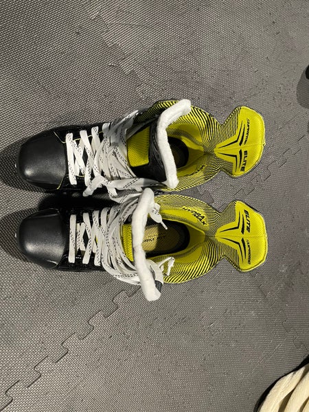 Senior Bauer Regular Width Size 9.5 Supreme elite Hockey Skates