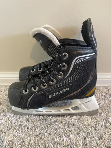 Youth Bauer Regular Width Size 11 Supreme One20 Hockey Skates
