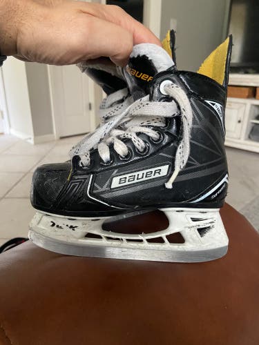 Youth Bauer Size 10 Supreme 160 Hockey Skates