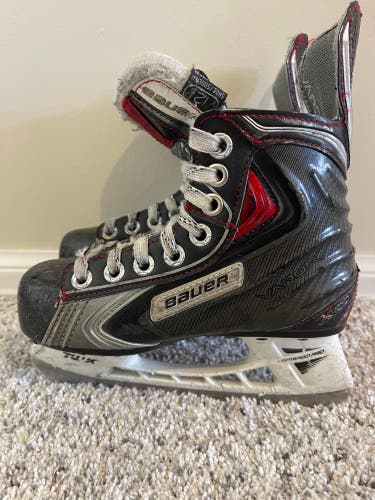 Youth Bauer Regular Width Size 12.5 Vapor X100 Hockey Skates