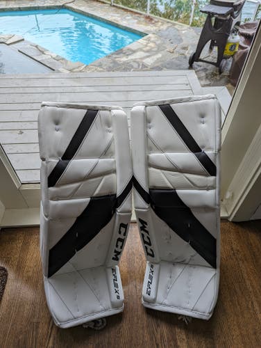 Used 32" CCM Eflex 5 Pro Goalie Leg Pads