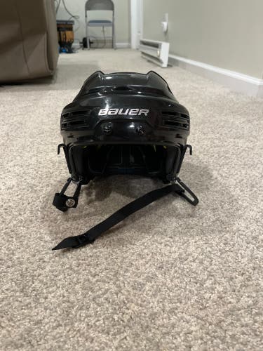 Medium Bauer  Re-Akt 200 Helmet (Excellent Condition)