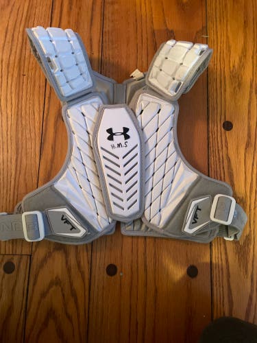 New Medium Under Armour VFT Shoulder Pads