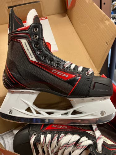 Senior CCM Regular Width  Size 8 Jetspeed SR Hockey Skates