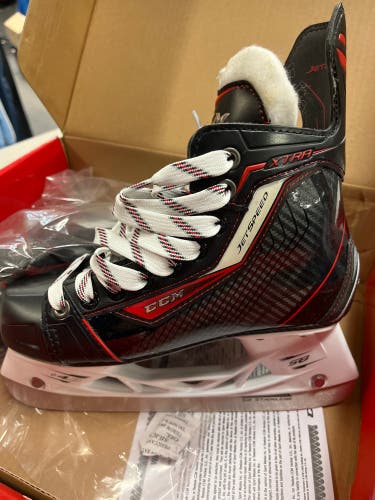 Junior CCM Regular Width  Size 3.5 JetSpeed Xtra Hockey Skates