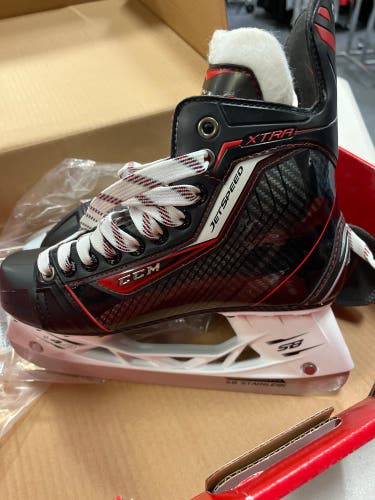 Junior CCM Regular Width  Size 5.5 JetSpeed Xtra Hockey Skates