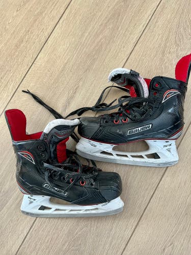 Junior Bauer Extra Wide Width Size 4.5 Vapor X500 Hockey Skates