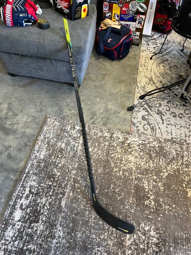 Senior Right Handed Toe Pattern P92/W03 Alpha DX Hockey Stick