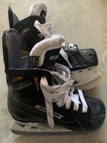 Youth Bauer Regular Width Size 10 Supreme 190 Hockey Skates