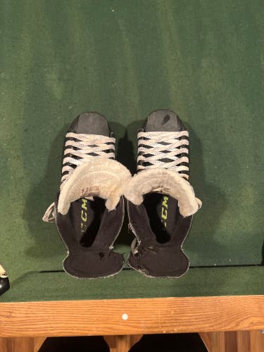 Junior CCM Regular Width  Size 5.5 RibCor 64K Hockey Skates