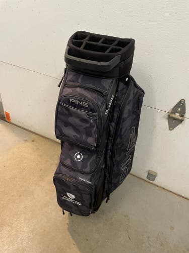 **like New**Ping traverse golf bag