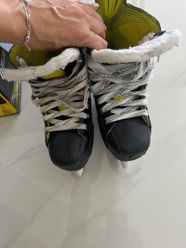 Junior Bauer Regular Width  Size 4.5 Supreme S29 Hockey Skates