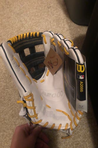 New Right Hand Throw 11.5" A2000 Baseball Glove