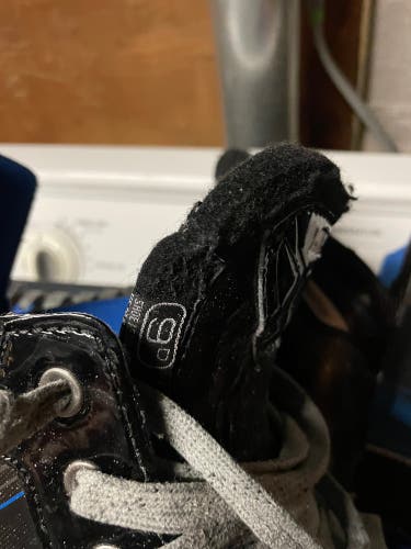 Senior Bauer Regular Width  Size 9 Nexus 2900 Hockey Skates