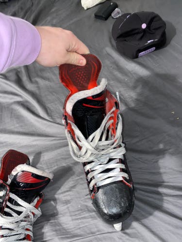 Senior Bauer Regular Width  Size 9 Vapor X2.7 Hockey Skates