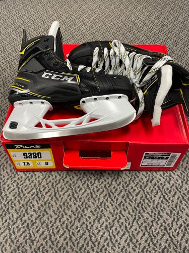 New CCM Super Tacks 9380 Size 7.5 Regular Width